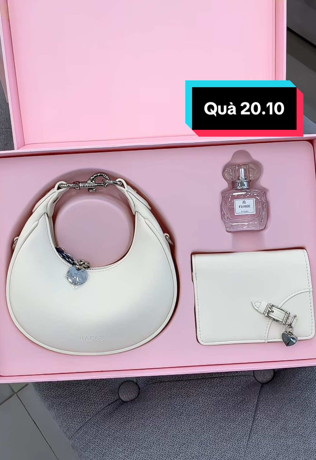 🎁 Combo gồm túi xách cao cấp, ví cầm tay và nước hoa mini – tất cả được đặt trong hộp quà thiết kế lộng lẫy, chuẩn phong cách quý cô. ✨ Màu hồng pastel nhẹ nhàng, tinh khôi – dễ dàng làm xiêu lòng bất kỳ ai. 👉 Lựa chọn hoàn hảo để dành tặng mẹ, vợ, người yêu hay chính bản thân mình trong dịp 20/10 này! #thờitrangnữ #tuixinh #PhụKiệnCaoCấp #quatang #hapas 