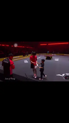 Ể.. 2 con trai của Vương Hạo hôm nay đều đến sân làm ball kids. Kết thúc trận đấu tiến lại anh Khâm 2 ae rất hiểu ý hight five 👋 ăn mừng chiến thắng, chưa gì đã thấy phối hợp nhịp nhàng lắm rồi á #wangchuqin #sunyingsha #vuongsokham #tondinhsha #shasha #datou #shatou #xuhuong 
