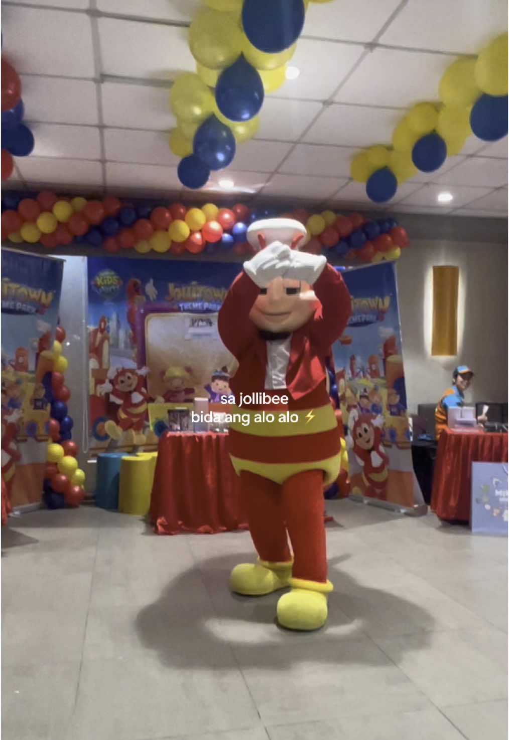 jollibee dancing thunder by seventeen 😎 #svt #carat @SEVENTEEN @Jollibee 