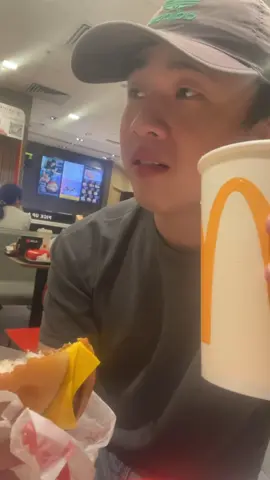 Tôi cảm thấy gần đây tăng cân vì ăn Burger Mc Donald quá nhiều😹 #ăncungtiktok #burger #mcdonaldshacks #Foodie #fyp 