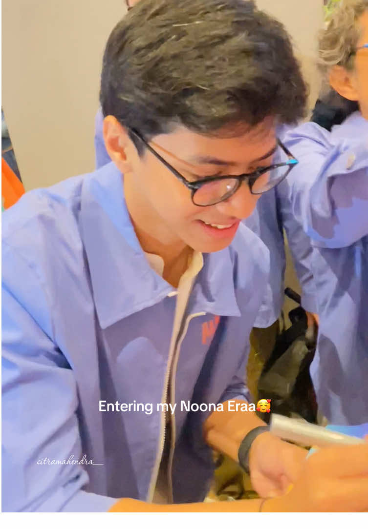tapi aslinya masih setia sama ahjussi yang di belakang🌹🐘 Congrats buat film pertamanya dan selamat wisuda el!💐 @elputrasarira  #ranggadancinta #aadc #adaapadengancinta #elputrasarira #nicholassaputra 