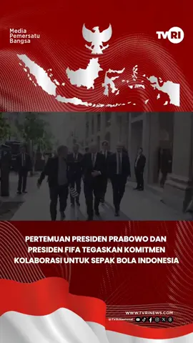 Presiden Republik Indonesia, Prabowo Subianto menerima kunjungan Presiden Federasi Sepak Bola Internasional (FIFA) Gianni Infantino di New York, Amerika Serikat, pada Rabu, 24 September 2025. Kehadiran Presiden FIFA disambut langsung oleh Sekretaris Kabinet, Teddy Indra Wijaya sebelum keduanya bersama-sama menuju ruang pertemuan. Pertemuan ini menjadi momentum strategis untuk membahas perkembangan pesat sepak bola Indonesia, sekaligus memperkuat komitmen kerja sama antara Indonesia dan FIFA. Dalam keterangannya usai pertemuan, Presiden Gianni menyampaikan apresiasi atas dukungan penuh Presiden Prabowo terhadap dunia sepak bola. “Saya merasa terhormat dan sangat senang dapat bertemu dengan Presiden Indonesia. Beliau adalah sahabat besar sepak bola, seorang pemimpin yang memegang teguh kata-katanya. Dan apa yang telah dan sedang beliau lakukan untuk sepak bola di negara sepak bola yang hebat seperti Indonesia sungguh unik,” ujarnya. Presiden FIFA mengatakan bahwa pemerintah Indonesia telah melakukan lompatan besar dalam pengembangan sepak bola nasional baik untuk putra, putri, kelompok usia muda, hingga senior, sungguh luar biasa. Menurutnya, olahraga ini telah menyentuh hati dan emosi rakyat Indonesia dalam beberapa tahun terakhir. “Di dunia, negara inilah yang telah membuat kemajuan terbesar dalam waktu sesingkat itu. Terima kasih kepada rakyat, terima kasih kepada Presiden, terima kasih atas investasinya, terima kasih atas semangat setiap orang Indonesia,” katanya. Oleh karena itu, Presiden Gianni menegaskan bahwa FIFA akan terus mendukung Indonesia salah satunya melalui keberadaan kantor regionalnya di Jakarta. Tidak hanya itu, FIFA berharap dapat memperkuat kolaborasi dengan Indonesia sebagai mitra penting dalam pengembangan sepak bola global. “Kami berharap dapat melanjutkan kolaborasi yang fantastis ini untuk Indonesia, untuk seluruh ASEAN, untuk Asia, dan untuk seluruh dunia. Kita bersatu. Ini juga merupakan diskusi kami dengan Presiden. Kita ingin menyatukan dunia dan Indonesia memainkan peran penting dalam hal itu,” tandasnya.