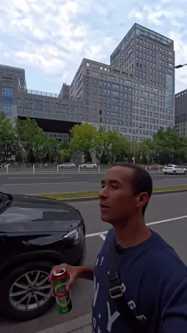 Jajajajajajajaja que desastre. Hay que cogerlo variado… los chinos no estàn acostumbrados a eto alambre. #china #beijing 