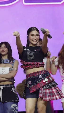 HAHAHAHAH yung mukha ni @JHOANNA dun sa energy ng kaTEAM nya eh 🤣 Never papakabog HAHAHAHAH BINI IS GOLDEN IN CDO #BINIverseFanMeetInCDO #MINIverseCDO #BINI