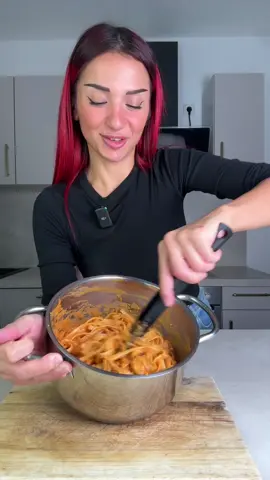 Cremige Pasta aus Gemüseresten 🍝❤️ Ich hab nur Reste aus dem Kühlschrank verwendet, man sieht am Anfang des Videos wirklich alles an Gemüse was ich reingegeben habe, einmal die Zutaten: 1+1/3 Zucchini, 1/2 rote Paprika, 1 rote Zwiebel, 4 Knoblauchzehen, ungefähr 150gr Cherrytomaten, 1 EL Tomatenmark, Olivenöl, Salz, Pfeffer, Knoblauchpulver, Edelsüßpaprika, Chili, Oregano und 100gr Kräuterfrischkäse. Das wurde bei 180 Grad Ober Unterhitze insgesamt 40 Minuten gebacken, die letzten 10-15 Minuten ohne Alufolie. Ich hab hier 250gr Pasta dazugegkocht. #Foodtiktok #pasta #EasyRecipe #rezept #creamy 