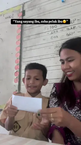 Ada yang malu-malu, tapi ibu tau kalian sayang ibu😍😊 #gurutiktok #gurumuda #soundviral #fypage #viralvideos 