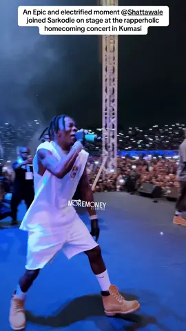 An Epic and electrified moment @Shatta wale joined Sarkodie on stage at the rapperholic homecoming concert in Kumasi #moremoneystudios #fyp #fypp #RapperholicHomecoming #ghanatiktok🇬🇭 