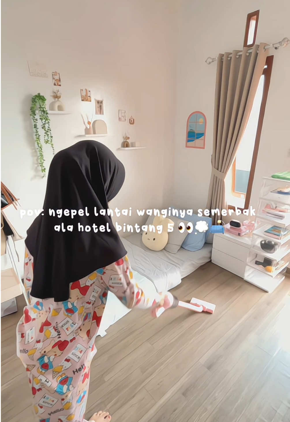 Bukan cuma bikin bersih dan kinclong pake ini ruangan jadi wangi semerbak ala hotel loh 👀 🛋️#unikleen #floorcleaner #pemberaihlantai #room 