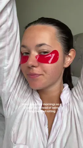 Spending my mornings de puffing 🛁 #skincare #eyepatches #foryoudays #tiktokmademebuyit 