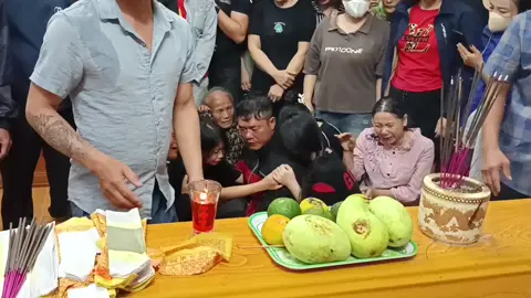 Trong tâm bão thật may mắn khi Đội xe 0 Đồng  Nghệ An đã đưa chị về đến quê nhà Thanh Hoá với các con chị. Tự nhiên không còn mẹ, tự nhiên mồ côi mẹ, tiếng khóc xé lòng trong đêm, ....tâm trạng thật là khó tả. #Mong bố con anh mạnh mẽ vượt qua nỗi đau này!!