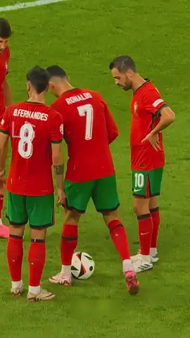 Descubre los momentos más inesperados de Cristiano Ronaldo en tiros libres, donde sus compañeros sorprendieron al mundo al cobrar antes que él. Desde el Manchester hasta Al Nasser, ¡no te pierdas estas jugadas que dejaron a todos boquiabiertos!#CristianoRonaldo #Fútbol #TirosLibres #MomentosInesperados #AlNasser