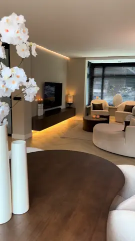 Benieuwd waar iets vandaan komt? Bekijk het hieronder! 🤎 Eettafel @HUUS  Eettafel stoelen @Woonstore 🩷  Bank en fauteuils @De Bommel Meubelen  Tv kast @furnio.nl  Salontafels @HomeLiving.nl  Kleed @Volero  Kandelaren + lamp @Trendhopper  #woonkamerinspiratie #woonkamerinspo #woonkamerstyling #woonkamerinrichting #interieur                     