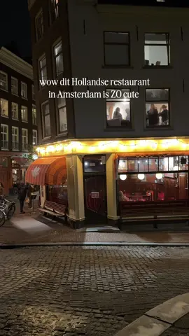 Heemelrijck in Amsterdam heeft twee (bijna 3) locaties eentje op van Woustraat en dit is dan de kleinere locatie aan de singel en ze openen binnenkort nog een derde in de buurt van Leidseplein en ik ben echt dol op deze plek. Al sinds de jaren 40 bestaat ze. Voorheen werd het gedaan door de opa en oma van de huidige eigenaar. En zo is dit prachtige familie restaurant haar stempel aan het zetten in Amsterdam. Ik zou zeggen zeker langsgaan! #hollandsepot #stamppot #amsterdam #fyp 