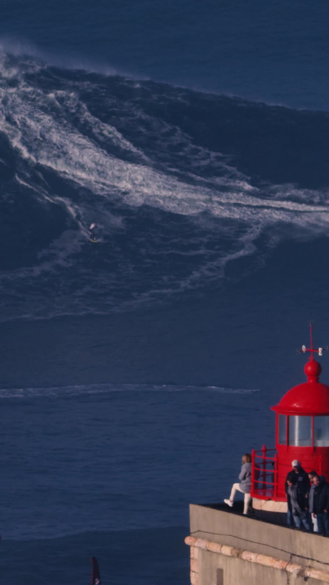 😱 GI-GAN-TE! Uma das maiores ondas surfadas nos últimos anos na Nazaré… impressionante a potência e precisão do @gabrielsamps nessa bomba. Compartilhe ou reposte esse vídeo para mais gente conhecer as maiores ondas do mundo! 🎥 @cesinhafeliciano 🎞️ @ludlegentil #gigantesdenazare #nazareportugal #bigwaves #surf