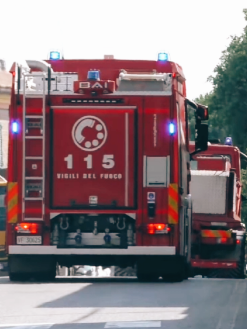FIRE TRUCKS ITALIA 🇮🇹 #emergency #firetruck#italiatiktok #bomberos #siren 