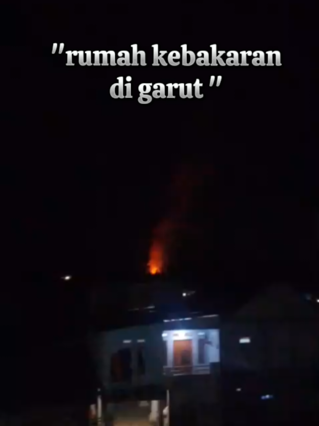 kebakaran di daerah garut kecamatan pasir wangi desa talaga kp talaga loa pukul 10 malem senin,,, Inalilahi astagfirullah #kebakaran #beritamalemini #garut #desatalaga