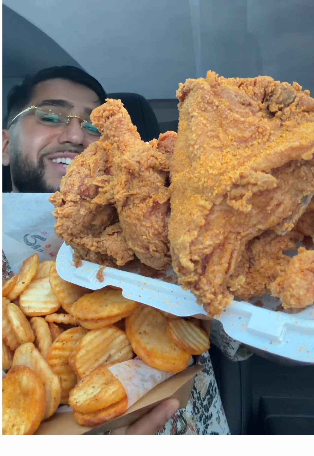 trying fried chicken from sumaq express for the first time! 🤯 #friedchicken #mukbang #asmr #eating #foodtiktok 