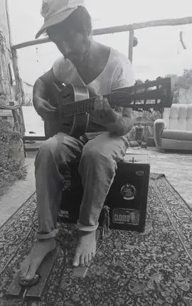 Heart-Shaped Box - NIRVANA 🙂 with my foot percussion (stompboxes) handmade by @petermancomau and my beloved Mule Parlor guitar from @muleresonatorguitars  #HeartShapedBoxCover #NirvanaCover #GrungeCover #AlternativeRockCover #AcousticRock 