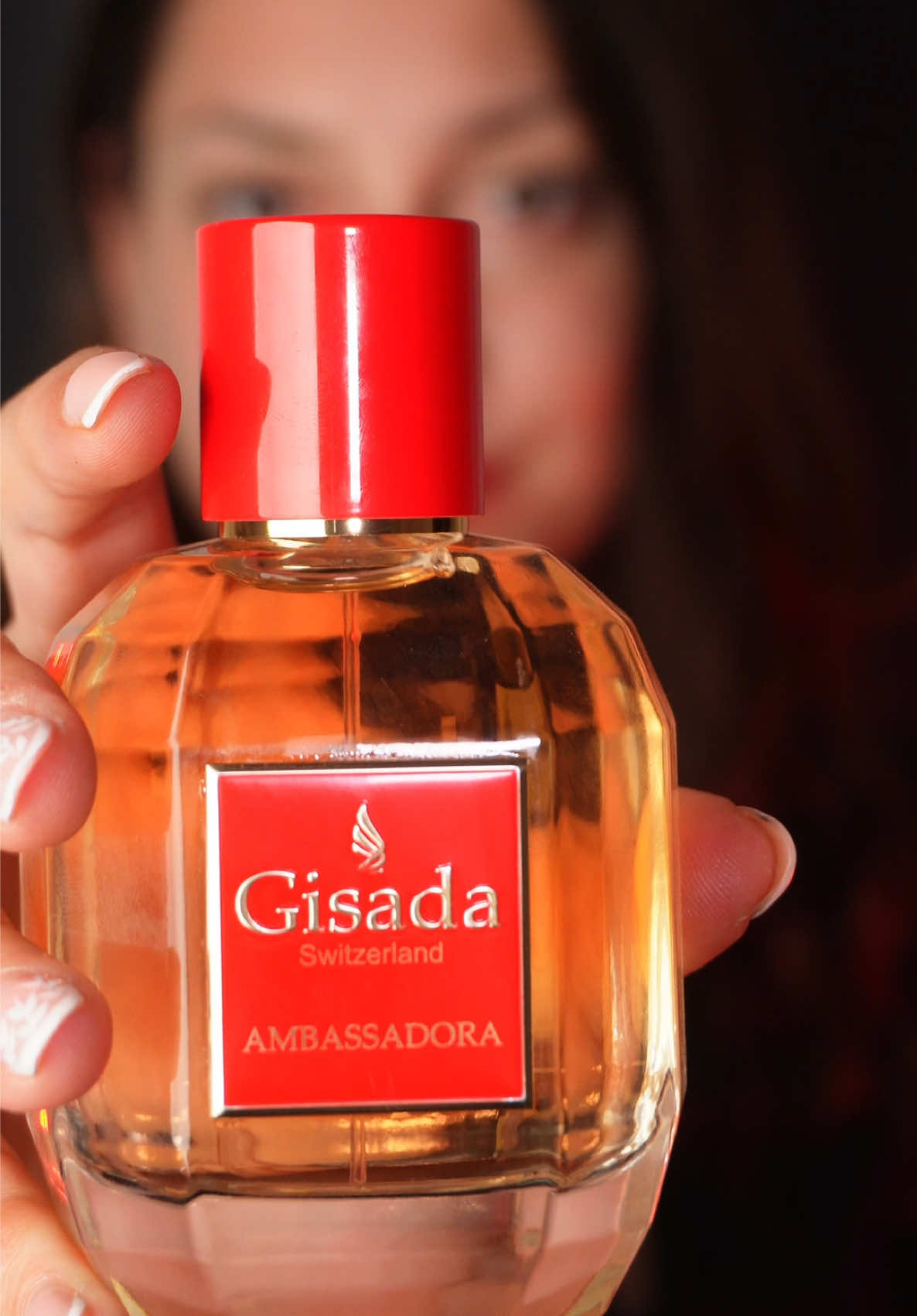 Un parfum nu este doar o esență. Este o poveste spusă prin note delicate, un gest de încredere și un simbol al feminității. Gisada Ambassadora este creația ce îmbină prospețimea fructelor roșii cu eleganța florilor de iasomie și floare de portocal, așezate pe o bază caldă de vanilie, mosc și lemn de santal. Un parfum creat pentru serile elegante și momentele în care vrei să cucerești prin prezență. Aplică-l discret pe încheieturi și în spatele urechilor, pentru a lăsa o urmă de neuitat. Aceasta este semnătura ta. @Gisada Switzerland  #gisada #ambassadora #parfum #eleganță #sensual       