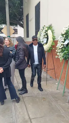 Toñizonte, a su llegada al velatorio de la actriz Camucha Negrete #camuchanegrete #toñizonte #noticias #noticiasperu #noticiasperuanas