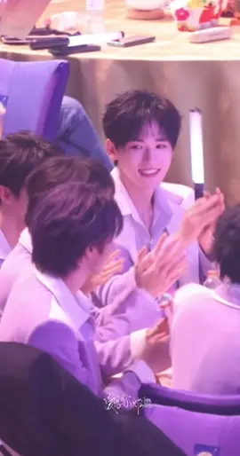 ด้วยความที่โต๊ะใกล้กันอ่ะเนอะ  เลยได้ความน่ารักมาแบบสองเด้งเลย😍🤭จ้านเกอ และ น้องไทม์##tnt时代少年团 #时代少年团 #肖战 #2025湾区升明月大湾区电影音乐晚会 #湾区升明月 