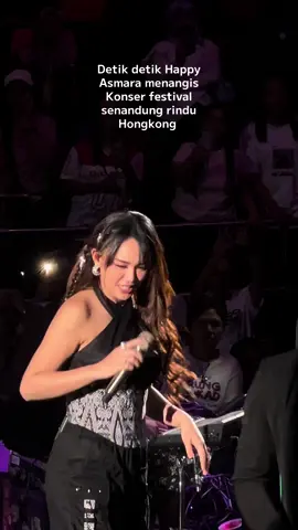 Menghayati lagu sampai meneteskan airmata. @Happy Asmara  the best 🔥🔥 #sendufest #happyasmara #konserhongkong #nikensalindry #fypageシ 