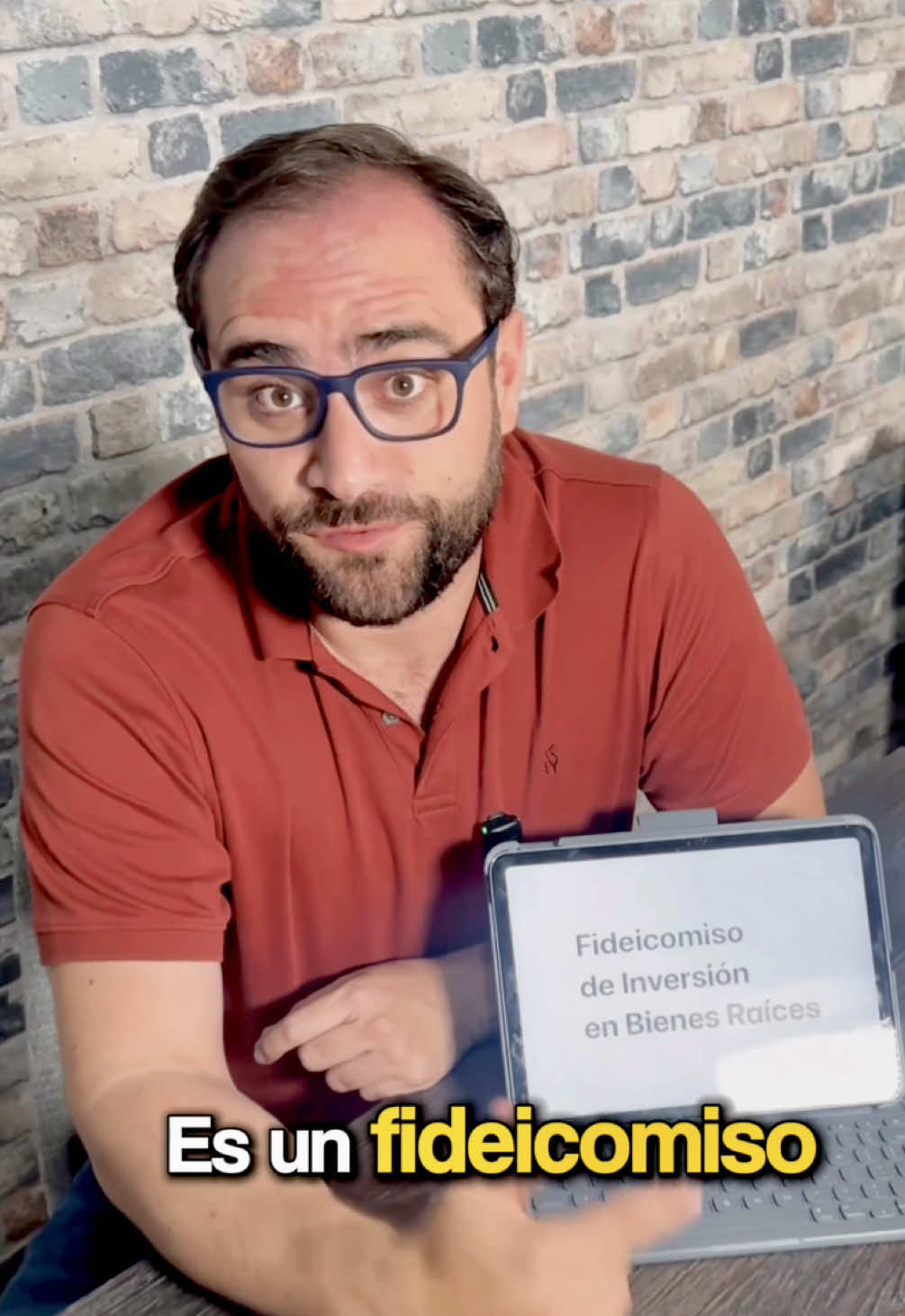 🏢💸 ¿Sabías que puedes invertir en bienes raíces en la Bolsa desde menos de $20 pesos?  Eso es lo que hacen las FIBRAs: fideicomisos que compran y rentan inmuebles, y reparten las ganancias a los inversionistas a través de dividendos 📈. Con muy poco dinero puedes empezar a construir patrimonio e ingresos pasivos. 👉 Si quieres aprender a invertir con ejemplos reales y paso a paso, únete este sábado 4 de octubre a Despega tu Dinero 🚀, mi taller en vivo. Solo ingresa al link de mi perfil para que tengas toda la información. #Inversiones #FinanzasPersonales #Fibras #EducaciónFinanciera   #LuismiNegocios   
