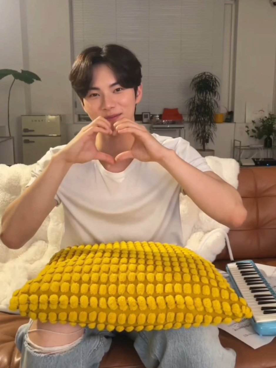 แกร...ชั้นหยุดยิ้มไม่ได้ โดนแชมินตกเข้าให้แล้ว กุจะบร้าาาใจบางไม่ไหว ไอ้ต้าวหมาน้อย ซี่รีย์จบปุ๊ปก็มาไลฟ์สดปั๊ป สาดความหล่อผสมน่ารักเต็มๆ ไลฟ์นานถึง 1.30 ชม คืนนี้สนมฝันดีแล้วเพคะ 😍 #LeeChaemin #อีแชมิน  #fyp #foryou #trending 