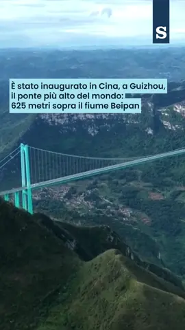 Dopo tre anni di lavoro, il ponte più alto del mondo è stato inaugurato nella provincia di Guizhou, nel sud-ovest della Cina, riducendo i tempi di percorrenza attraverso un profondo canyon da due ore a soli due minuti. Il ponte si innalza per 625 metri sopra il fiume Beipan. #cina #curiosità