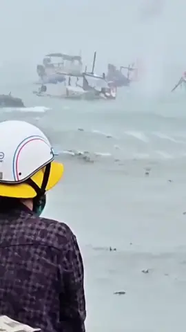 Người dân cố chèo ra để cột lại thuyền bị bão cuốn trôi nhưng sức người không là gì với thiên nhiên#bãolụtmiềntrung #bão #bãobualoi 