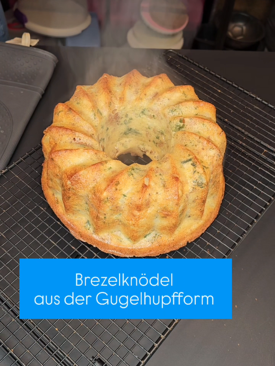 Brezelknödel aus der Gugelhupfform Perfekt als Beilage oder Hauptgericht, sind sie einfach zuzubereiten und bringen einen rustikalen Charme auf den Tisch, den man unbedingt ausprobieren möchte! Ca. 7-8 Brezeln vom Vortag - das sind ca. 450g  2 Zwiebeln  1/2 Bund Schnittlauch  1/2 Bund Petersilie  500 ml Milch  4 Eier, Größe M  Salz, Pfeffer, Butter Brezelknödel zubereiten Die Brezeln einen Tag liegen lassen und dann in kleine Würfel schneiden. Die Zwiebel, Petersilie und Schnittlauch hacken. Butter in einer Pfanne erhitzen und die Zwiebeln andünsten, Petersilie kurz dazu geben und abkühlen lassen. Zu den Brezelwürfeln in eine große Schüssel geben. Die Milch aufkochen und über die Brezelwürfel geben, etwa eine Stunde zugedeckt ziehen lassen. Die Eier trennen. Die Eigelbe zu den Gebäckwürfeln geben, salzen, pfeffern und unterrühren. Die Masse sollte nicht zu homogen werden und gut feucht sein. Mit Milch und Paniermehl kann die Feuchtigkeit reguliert werden. Eine große Gugelhupfform buttern und mehlen (bei meiner ist das nicht notwendig) Den Ofen auf 170°C Ober-/Unterhitze vorheizen. Die Eiweiße mit einer Prise Salz aufschlagen und vorsichtig unter die Brezelmasse heben. In die Gugelhupfform füllen und gut fest drücken! Ca. 50 Minuten backen. Mit der Stäbchenprobe kontrollieren, ob der Gugelhupf fest ist. Stürzen und schnell servieren. LIEBS GRÜSSLE Eure Steffi  #einfachleckerbysteffi #schwäbisch #einfachlecker #foodtrend #viralesrezept #viral #knödel #oktoberfest #cannstatterwasen #oktoberfestessen #partyessen #schnellesabendessen #brezelknödel 