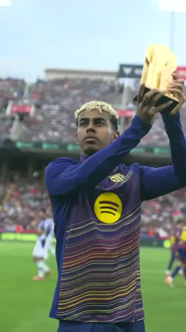 #LamineYamal shows off his newly awarded Kopa Trophy 🏆 #LALIGA #futbol #Soccer #barcelona 