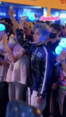 Đi đu idol cùng bé Phone nha, hết mình trong từng khoảnh khắc 🌟 🐼 : “Biết vì sao nay tôi nhuộm tóc màu xanh không ? Vì tôi là Sky Được hơn 10 năm rồi💙✨ @Quang Hùng MasterD  #QuangHungMasterD #AngelsMuziksupportMasterD