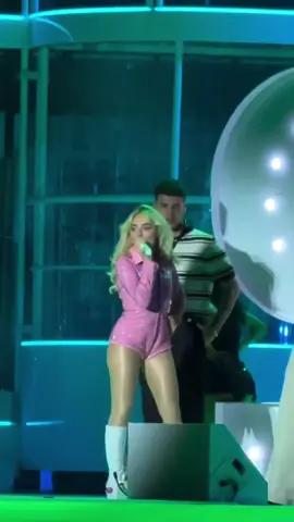 Sabrina Carpenter performing Manchild in Chicago! 🐾 | #sabrinacarpenter #manchild #mansbestfriend #chicago #lollapalooza  Via: @willdemm on Instagram