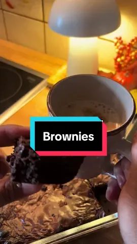 Brownies 150g Schocostückchen 100gr Butter 2 Eier 150g Zucker 60g Mehl 30gr Kakaopulver Backen  180 grad 35-40 min  #brownies #backen #viral #einfacherezepte #fyp 
