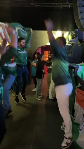 Indians and Pakistanis in London together watch Asia Cup 2025 final between India and Pakistan in Dubai #asiacup2025 #indvspak #pakvsind 