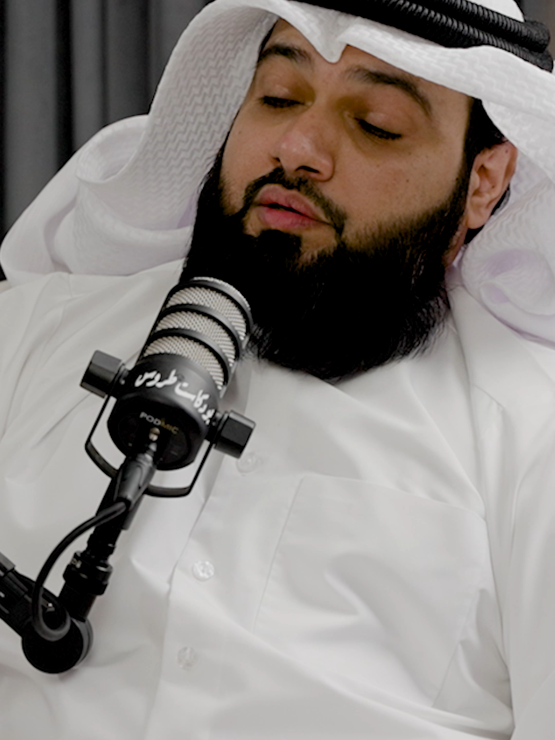 د. أحمد الحربي: «أوشو» الذي ينظر إلى مدربي الطاقة.. «ملحد» ! •  يقول إن الأديان من اختراع الإنسان.. يرى إن الله والشيطان وجهان لعملة واحدة ! #بودكاست_طروس @alajmi5115