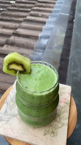Green power in a glass! 🥝🍌🥬 So good, so fresh, so addictive 😍 #greensmoothie #smoothietime #refreshing #healthydrink #foru 