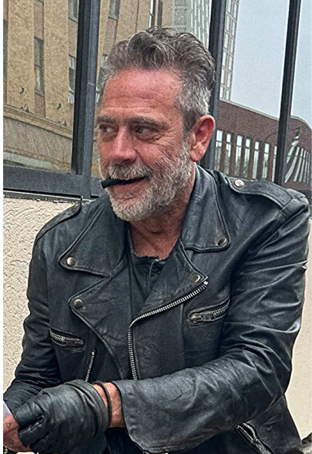 A língua igual um chicote! 😂👀 Jeffrey Dean Morgan enquanto tava atendendo fãs durante os intervalos das gravações da terceira temporada de Dead City em Worcester, MA, falou sobre as expectativas do terceiro ano da série. – “Será a melhor temporada. Era o que queríamos a três anos atrás. Por isso me trouxeram de volta!” Durante a o papo com o fã ele ainda falou — “A segunda temporada foi péssima” E você concorda com ele? Está na expectativa pra 3ª temporada? 👇 🇺🇸 – Jeffrey Dean Morgan, while interacting with fans during breaks from filming the third season of Dead City in Worcester, MA, spoke about expectations for the third season of the series. – “It’s going to be the best season. It’s what we wanted three years ago. That’s why they brought me back!” During the chat with the fan, he also said, “The second season was awful.” Do you agree with him? Are you excited for the 3rd season? 👇 🎥 • Craig Semon — Siga @jeffreydeanmorganbr para mais conteúdo sobre o ator, diretor e apresentador Jeffrey Dean Morgan. ✨ #jeffreydeanmorgan #negan #worcester #deadcity #thewalkingdead 