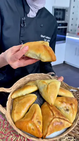 أقراص السبانخ الفلسطينية بزيت الزيتون والسماق البلدي ❤️❤️ للعجين ٦٠٠ غم طحين ٣ م ص خميرة ٢ م ص سكر ملعقة كبيرة حليب بودرة م ص بيكينغ باودر م ك خل أبيض ٢ م ك زيت زيتون م ص ملح ٤٥٠ مل  ماء للعجن - نبدأ باضافة الخميرة الجافة الفورية والسكر  الحليب البودرة للطحين ثم نبدأ باضافة الماء مع الاستمرار بالعجن …نضيف الخل للبيكينغ باودر و نضيفهم للعجين مع الاستمرار بالعجن. - بعد خمس دقائق من العجن نضيف الملح وزيت الزيتون و نعجن كمان ٥ دقائق . - نترك العجين  ترتاح بوعاء مدهون بزيت الزيت الزيتون لمدة ساعة او حتى يتضاعف حجمها في مكان دافئ - في هذه الاثناء نبدأ بتحضير الحشوة الحشوة ٢٥٠ غم سبانخ بصلتين م ك سماق بلدي ملح  فلفل ١/٣ كوب زيت زيتون ربع كوب عصير ليمون - بالنسبة للبصل بحب يتدبل على النار مع شوية زيت زيتون ورشة ملح وبعد هيك بتركه يبرد شوي ثم بضيفه للسبانخ مع باقي مكونات الحشوة .. -هلا صار وقت نقطع العجين لتقريبا ١٥ قطعة ونبدأ بحشي كل قطعة متل ما هو موضح بالفيديو نحاول قدر الامكان ما ناخد من المي بالحشوة متل ما لاحظتوا انا ما بعصر السبانخ قبل استخدامه 😊 ندهن الاقراص بزيت الزيتون ثم نخبزها بفرن مسبق التسخين على حرارة ٢١٠ لمدة ٢٥ دقيقة وبمجرد خروجها من الفرن ندهنها كمان مرة بزيت الزيتون البلدي وصحتين والف عافية …⁩