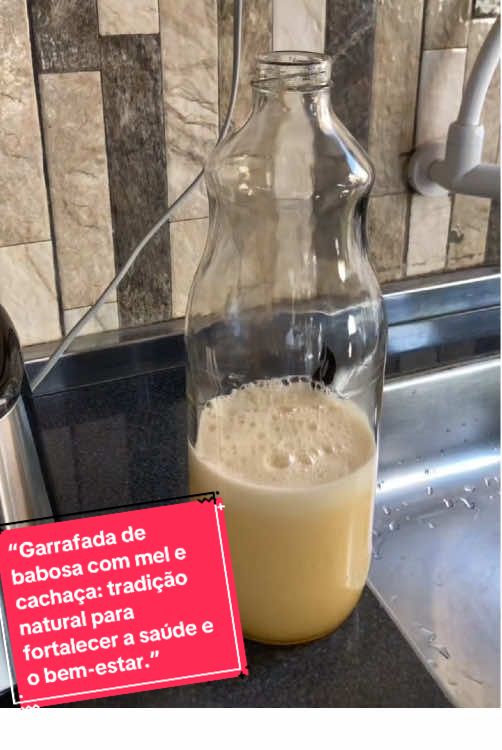 “Garrafada de babosa com mel e cachaça: tradição natural para fortalecer a saúde e o bem-estar.”  #saude #remediosnaturales #vai 