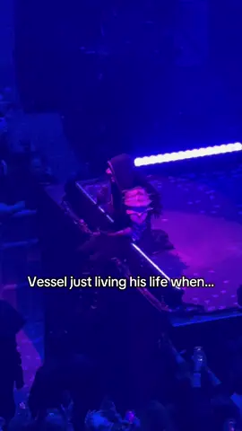 I DIDNT EVEN NOTICE THIS TILL I LOOKED BACK AT THE FOOTAGE I TOOK 😭👌  #vesselsleeptoken #sleeptokencleveland #eveninarcadiatour #sleeptoken #sleeptokenworship 