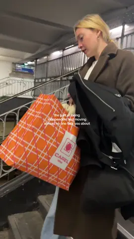 you get used to schlepping bags across paris pretty quick 😭 #movingabroad #paris #expats #movingtoparis 