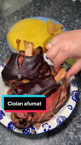Ciolan afumat în oală de lut  Ingrediente:  x2 bucăți ciolan afumat  600ml bere (de care vă place ) Ceapă albă x1  Ceapă roșie x1  Cartofi x4  Usturoi după gust  Foi de dafin  Boabe de piper  Boabe de ienibahar  Sare după gust  Băgăm la cuptor 180grade minim 5 ore. Știu este un proces mai lung dar merită așteptarea.  Puneți oala de lut într-o tavă cu apă. Mereu să verificați tava în care stă oala să aibe apă mereu.  La fiecare oră jumate întoarceți ciolanele pentu a se fierbe uniform. #ciolan #afumatura #reteteusoare #retete #mamaliga 