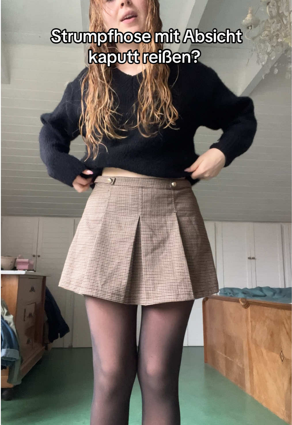 Wem geht’s auch so 😭 #strumpfhose #kaputt #aua #outfit 