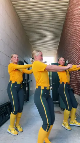 We lit for the last game of the wknd 🔥🔥🔥@gigiiii @kaygen💗 #fyp #softball #fallball #baylor #d1athlete 