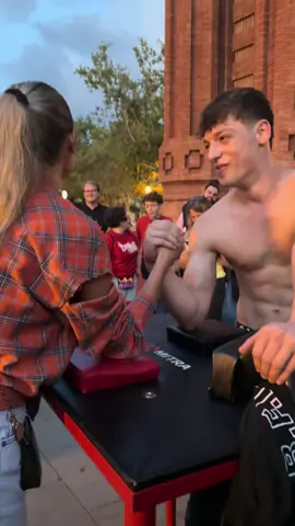 Act by gentleman 🎩 #chica #guapa #gentleman #armwrestling #pulsos 