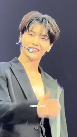 lol here’s some context:  Basically I was like 😦 the whole time, and so I said « wtf was that » and I start doing the gun move, and he does it right after. jiwoong was also seeing our interaction and was like: 🍑👋!! STILL NOT OVER THIS LOVE SHOT PERFORMANCE BTW Btw this is a random audio TikTok chose … @ZEROBASEONE #seokmatthew #kimjiwoong #zb1 #zerose #musicbanklisbon 
