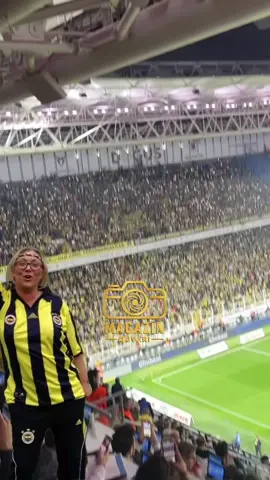 GÜLLÜ FENERBAHÇE STADINDA ANILDI Geçtiğimiz gün hayatını kaybeden ve koyu bir Fenerbahçeli olan sanatçı Güllü, Fenerbahçe - Antalya spor maçı öncesi ‘Sabah Olmadan’ isimli parçasıyla anıldı. Tüm stad tek bir ağızdan Güllü’nün şarkısını söyledi #güllü ##arabesk #fenerbahçe #fb #magazinduvarı