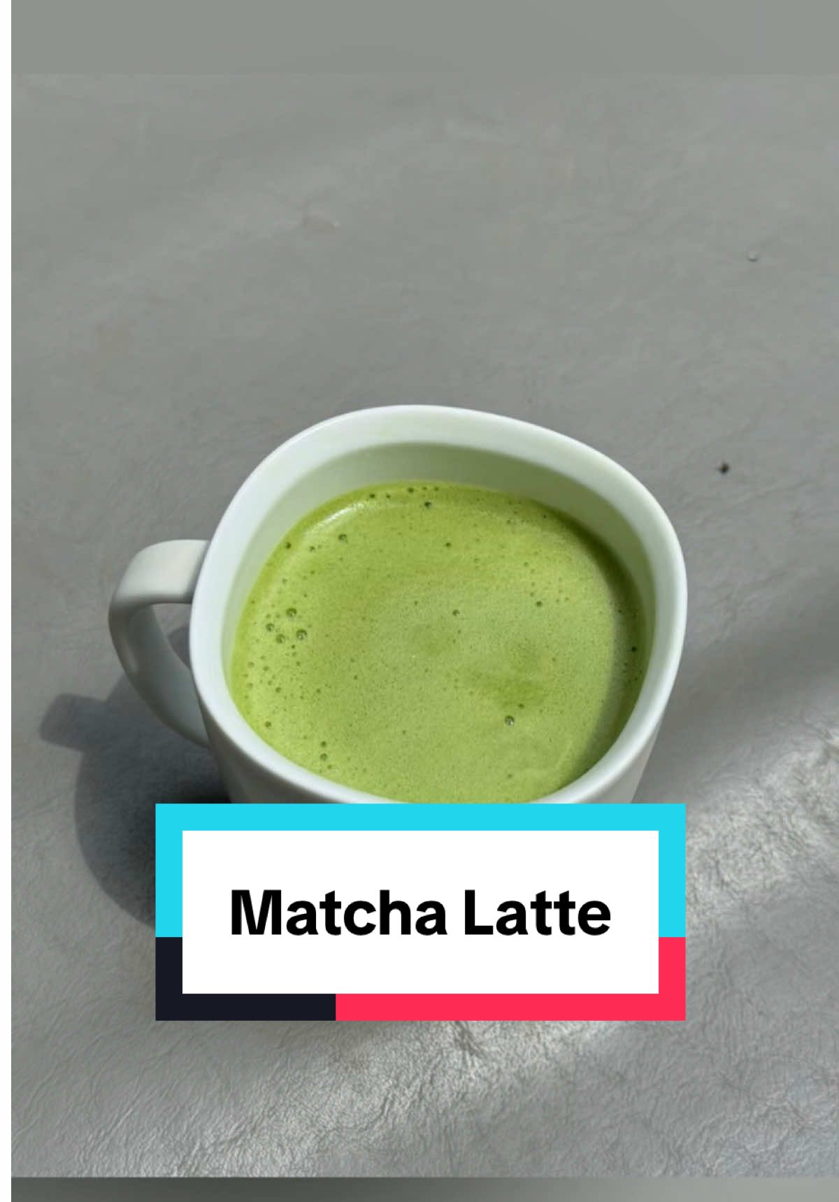 Matcha Latte 🍵 ¿Sabías que el matcha es considerado uno de los mejores antioxidantes naturales? Rico en catequinas, vitaminas y minerales, el matcha no solo te proporciona un impulso de energía sostenida, sino que también ayuda a fortalecer tu sistema inmunológico y a promover una piel radiante. Ingredientes: * 1-2 cucharaditas de matcha en polvo 🍵 * 1/2 taza de leche vegetal 🥛 * 1/4 de taza de agua a temperatura ambiente 💧 * Endulzante natural (opcional) 🍯 Procedimiento: 1. En una coladera pequeña, cuela 1-2 cucharaditas de matcha en polvo. 2. Añade el agua en un tazón pequeño y bate con un batidor de bambú hasta que todos los grumos de matcha se hayan disuelto. 3. En una espumadera agrega 1/2 taza de leche vegetal, endulza al gusto.  4. Vierte la leche espumada sobre el matcha.  A tu salud 💜 - Ingredients: 	•	1–2 teaspoons of matcha powder 🍵 	•	1/2 cup of plant-based milk 🥛 	•	1/4 cup of room-temperature water 💧 	•	Natural sweetener (optional) 🍯 Instructions: 	1.	Using a small sifter, sift 1–2 teaspoons of matcha powder. 	2.	Add the water into a small bowl and whisk with a bamboo whisk until all the clumps are dissolved. 	3.	In a frother, add 1/2 cup of plant-based milk and sweeten to taste. 	4.	Pour the frothed milk over the matcha. To your health 💜 #MatchaLatte #AntioxidantesNaturales #EnergiaSostenida #SistemaInmunologico #PielRadiante    